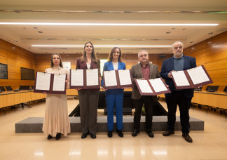 Archivo - La ministra de Sanidad, Mónica García (c), durante una reunión con organizaciones sindicales de los Servicios de Salud, en el Ministerio de Sanidad, a 26 de enero de 2026, Madrid (España
