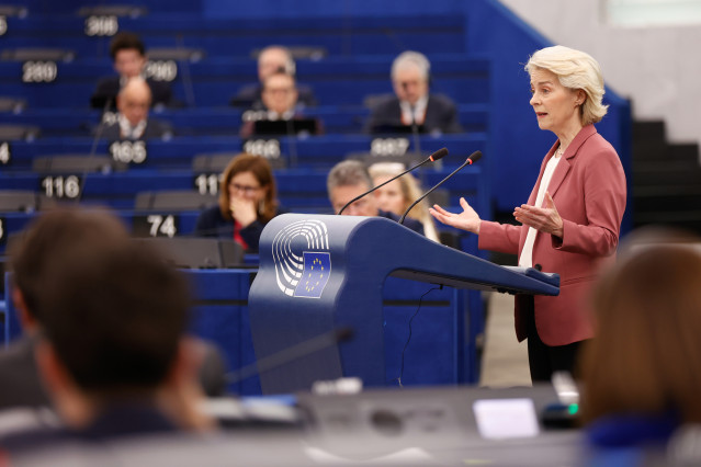 La presidenta de la Comisión Europea, Ursula von der Leyen, ante el pleno del Parlamento Europeo reunido en Estrasburgo (Francia).