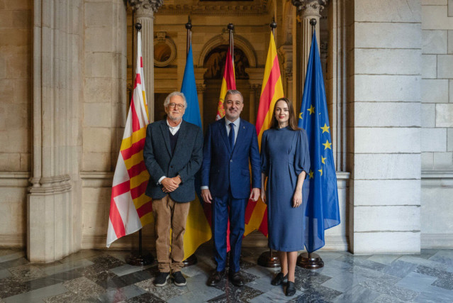 El alcalde de Barcelona, Jaume Collboni (c) junto a la directora del Center for Civil Liberties, Oleksandra Matviichuk (d) y el escritor colombiano Héctor Abad Faciolince (i)
