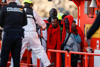 Archivo - Varios migrantes son rescatados y trasladados por Salvamento Marítimo al puerto de Arguineguín, a 15 de enero de 2026, en Gran Canaria, Canarias (España). Dos migrantes, de un total de 10