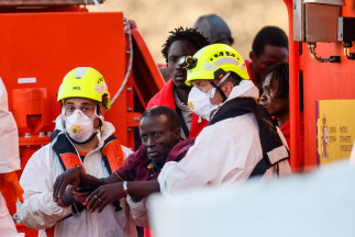 Archivo - Varios migrantes son rescatados y trasladados por Salvamento Marítimo al puerto de Arguineguín, a 15 de enero de 2026, en Gran Canaria, Canarias (España). Dos migrantes, de un total de 10