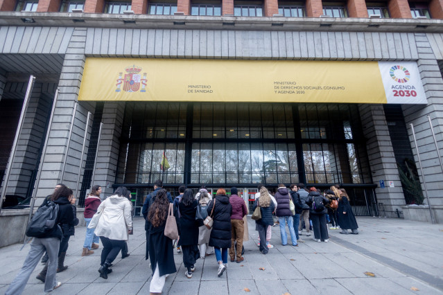 Archivo - Varias personas antes de entrar a las pruebas de Formación Sanitaria, en el Ministerio de Sanidad, a 25 de enero de 2025, en Madrid (España). Hoy se celebra en toda España el examen de acceso de Formación Sanitaria Especializada en Medicina, Far