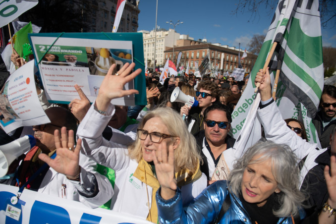 Varias personas durante la manifestación contra el Estatuto Marco del Ministerio de Sanidad, a 14 de febrero de 2026, en Madrid (España). La Confederación Estatal de Sindicatos Médicos (CESM), Sin