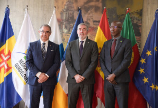 (I-D) El presidente del Gobierno de Azores, José Manuel Bolieiro; el presidente de Canarias, Fernando Clavijo, y el presidente de Guayana, Gabriel Serville, durante el foro ‘Horizonte RUP: posicion