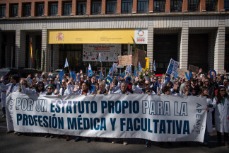 Médicos manifestantes  durante la concentración con motivo de la huelga médica y facultativa, a 16 de marzo de 2026, en Madrid (España). La manifestación se enmarca en la huelga médica y faculta