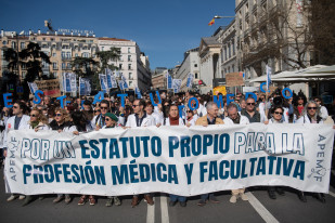 Médicos manifestantes  durante la concentración con motivo de la huelga médica y facultativa, a 16 de marzo de 2026, en Madrid (España). La manifestación se enmarca en la huelga médica y faculta