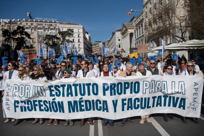 Médicos manifestantes  durante la concentración con motivo de la huelga médica y facultativa, a 16 de marzo de 2026, en Madrid (España). La manifestación se enmarca en la huelga médica y faculta