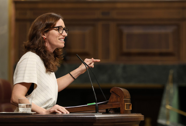 La ministra de Sanidad, Mónica García, interviene durante una sesión de control al Gobierno, en el Congreso de los Diputados, a 18 de marzo de 2026, en Madrid (España). Sánchez afronta una nueva sesión de control en el Congreso teniendo que contestar las