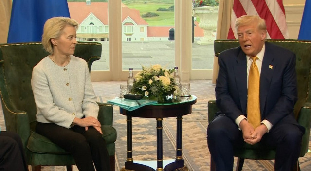 Archivo - La presidenta de la Comisión Europea, Ursula von der Leyen, y el presidente de Estados Unidos, Donald Trump, el pasado verano en Turnberry (Escocia).