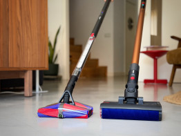 De izquierda a derecha: La aspiradora Dyson PencilVac y la fregona eléctrica Dyson PencilWash.