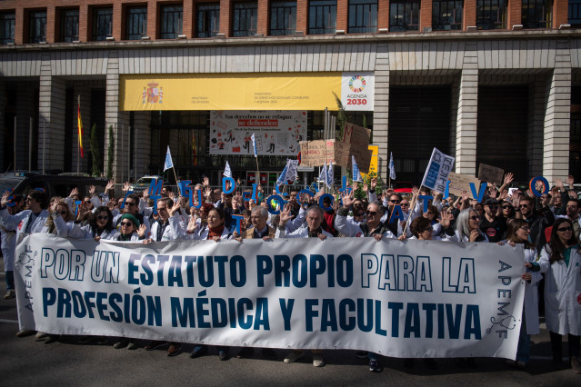 Médicos manifestantes  durante la concentración con motivo de la huelga médica y facultativa, a 16 de marzo de 2026, en Madrid (España). La manifestación se enmarca en la huelga médica y facultativa convocada a nivel estatal contra el nuevo Estatuto Marco