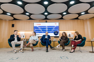 El divulgador sobre ciencia y tecnología de alimentos, Mario Sánchez, la investigadora de GOe Tech (BCC-GOe), Cecilia Galbete, el director general de la Fundación Eroski, Alejandro Martínez, y la 