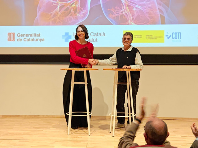 Morant y Pané tras la firma de la cesión.