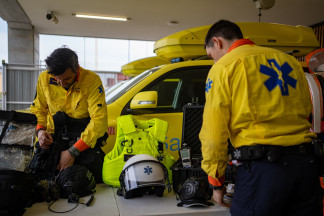 Archivo - Trabajadores colocan el equipo en una ambulancia durante la nueva sede del SEM, a 18 de febrero de 2026, en L´Hospitalet de Llobregat, Catalunya (España). La nueva sede del Servei d’Emer