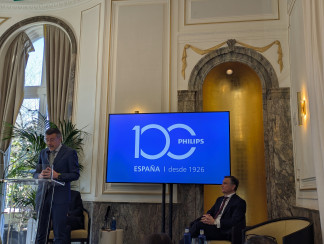 De izquierda a derecha: el director general de Philips ibérica, Miguel de Foronda, y el presidente de Philips Ibérica, Juan Sanabria, en la presentación del 100 aniversario de Philips en España