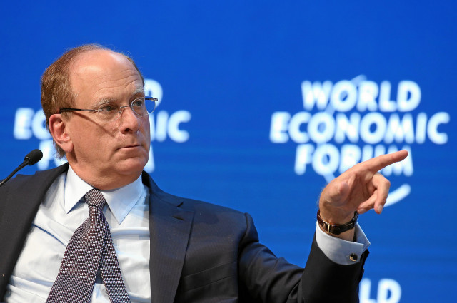 Archivo - Laurence Fink, Chairman and Chief Executive Officer, BlackRock, USA points into the audience during the session 'The Global Economic Outlook' at the Annual Meeting 2015 of the World Economic Forum at the congress centre in Davos, January 24, 201