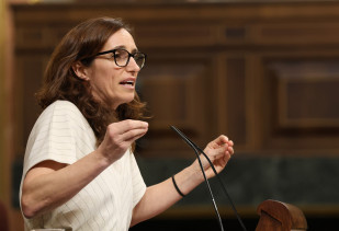 La ministra de Sanidad, Mónica García, interviene durante una sesión de control al Gobierno, en el Congreso de los Diputados, a 18 de marzo de 2026, en Madrid (España). Sánchez afronta una nueva 