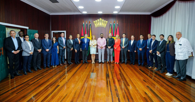 El presidente de la República de Guyana, Irfaan Ali, junto a la presidenta de CEAPI, Núria Vilanova, y una delegación de empresarios de España, México, Panamá, República Dominicana, EE.UU. y Guyana