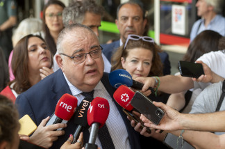 Archivo - El consejero de Sanidad de Castilla y León, Alejandro Vázquez Ramos, atiende a los medios de comunicación a su llegada a la reunión del Consejo Interterritorial del Sistema Nacional de S