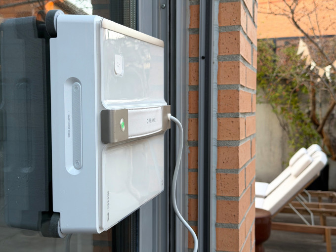 El robot limpiacristales Dreame C1.