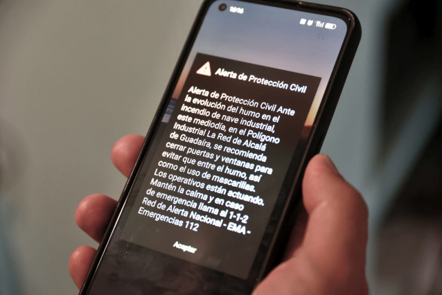 Archivo - Alerta de protección civil recibida en un móvil por el '112 inverso' con motivo del incendio de una nave de disolventes. A 14 de mayo de 2025 en Alcalá de Guadaira, Sevilla (Andalucía, España).