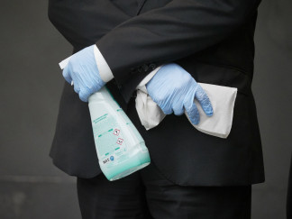 Archivo - Un trabajador sostiene productos desinfectantes en las instalaciones del Parlamento de Navarra en el que se ha celebrado un pleno donde ha sido rechazada con los votos en contra de Navarra S