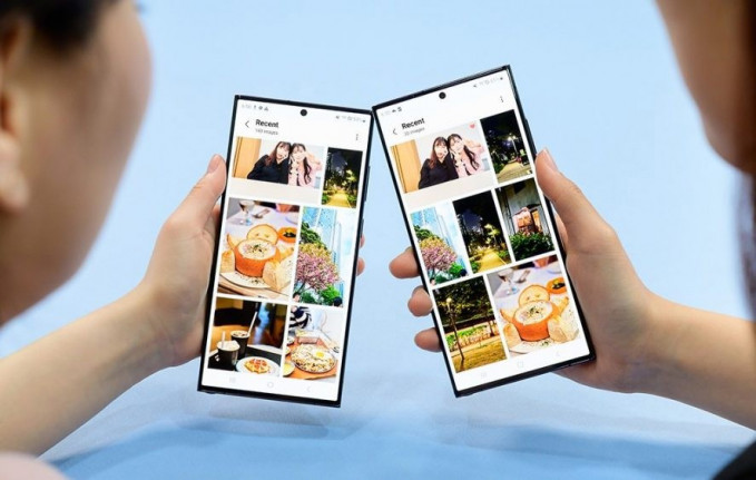 Dos móviles de Samsung usando la función de Quick Share.