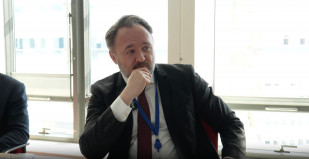 Archivo - El Comisario Europeo de Energía y Vivienda, Dan Jorgensen, durante una entrevista con la European Newsroom (ENR) en Bruselas (Bélgica), el martes 18 de marzo de 2025.