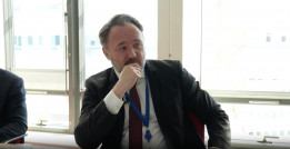 Archivo - El Comisario Europeo de Energía y Vivienda, Dan Jorgensen, durante una entrevista con la European Newsroom (ENR) en Bruselas (Bélgica), el martes 18 de marzo de 2025.