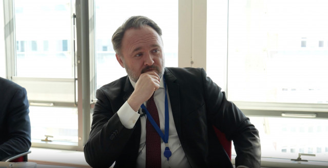 Archivo - El Comisario Europeo de Energía y Vivienda, Dan Jorgensen, durante una entrevista con la European Newsroom (ENR) en Bruselas (Bélgica), el martes 18 de marzo de 2025.