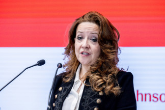 Archivo - La consejera de sanidad de la Comunidad de Madrid, Fátima Matute, interviene durante la presentación de la nueva sede corporativa de la multinacional Johnson & Johnson, a 18 de febrero de 