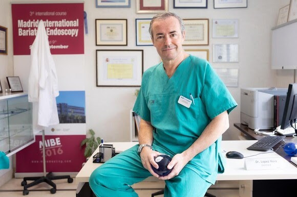 Imagen del doctor Gontrand López-Nava, director de la Unidad de Endoscopia Bariátrica en el Hospital Universitario HM Sanchinarro.