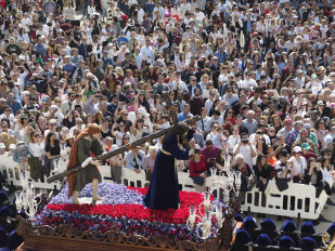 Archivo - Cietos de personas ven el paso de El Nazareno durante la procesión del Santo Encuentro, a 7 de abril de 2023, en Ferrol, A Coruña, Galicia (España).  La Procesión del Santo Encuentro es 