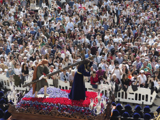 Archivo - Cietos de personas ven el paso de El Nazareno durante la procesión del Santo Encuentro, a 7 de abril de 2023, en Ferrol, A Coruña, Galicia (España).  La Procesión del Santo Encuentro es 