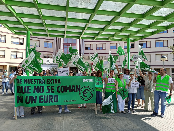 Archivo - Enfermeras se concentran a las puertas del Hospital de mérida
