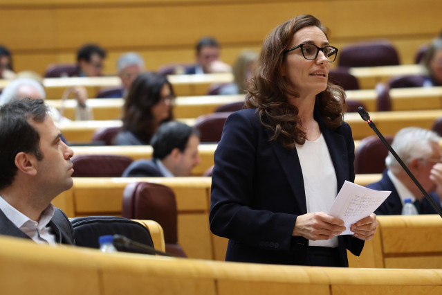 La ministra de Sanidad, Mónica García, interviene durante una sesión plenaria en el Senado, a 17 de marzo de 2026, en Madrid (España). La sesión plenaria de hoy en el Senado, en el marco de la XV Legislatura, es una sesión de control al Gobierno centrada