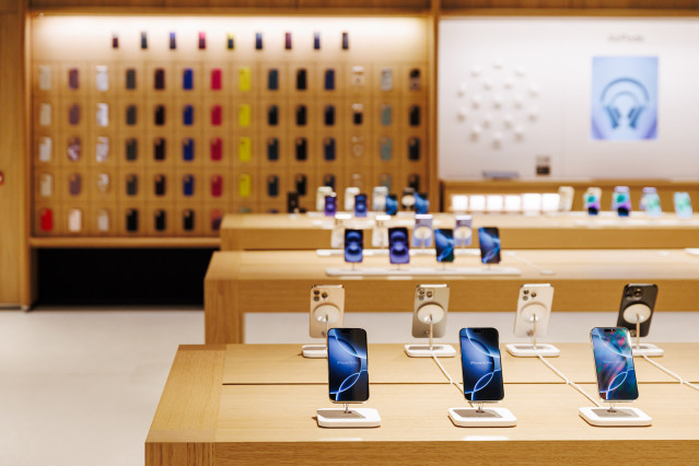 Archivo - 'Smartphones' en una Apple Store.