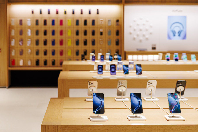 Archivo - 'Smartphones' en una Apple Store.