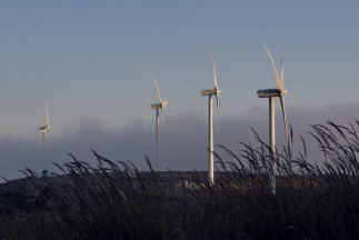 Archivo - Aerogeneradores en el parque eólico de Sil y Meda, a 31 de mayo de 2023, en Esgos, Ourense, Galicia (España). El mercado transaccional en el sector de las energías renovables en España h
