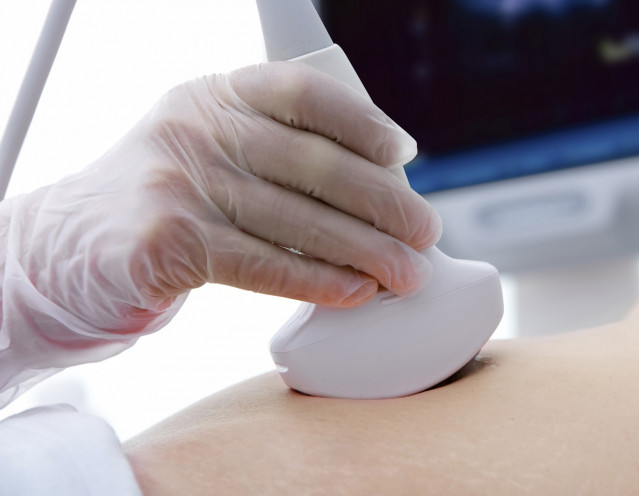 Archivo - Médicos se forman para realizar ecografías abdominales en centros de salud