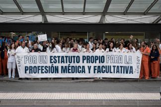 Varias personas durante una concentración, frente al Hospital Universitario Puerta del Hierro, a 20 de marzo de 2026, en Madrid (España). La concentración se enmarca en la huelga médica y facultat