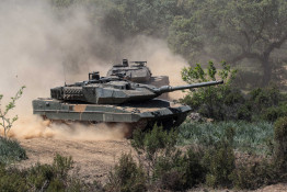 Archivo - Un tanque Leopard 2E.