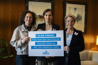 La asociación DEBRA Piel de Mariposa ha entregado este miércoles 150.000 firmas en el Ministerio de Sanidad para reclamar la financiación en España de 'Vyjuvek'.