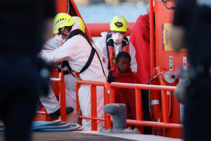 Archivo - Varios migrantes son rescatados y trasladados por Salvamento Marítimo al puerto de Arguineguín, a 15 de enero de 2026, en Gran Canaria, Canarias (España). Dos migrantes, de un total de 10