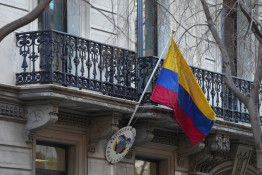 Archivo - Bandera de Colombia en el consulado del país en Barcelona (España).