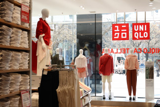Archivo - Interior de la nueva flagship store de Uniqlo, a 26 de marzo de 2025, en Madrid (España). El nuevo local ubicado en el complejo de Azca en el Paseo de la Castellana cuenta con una superfici
