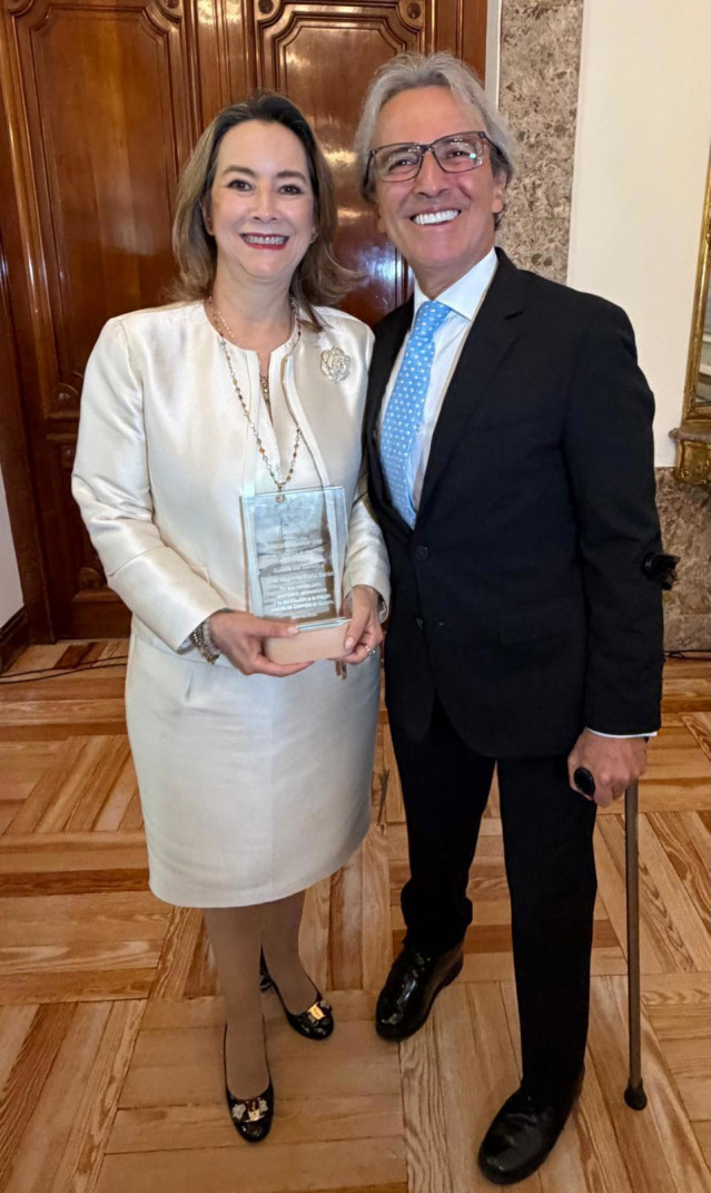 Gina Magnolia Riaño Barón con el embajador de Colombia en España