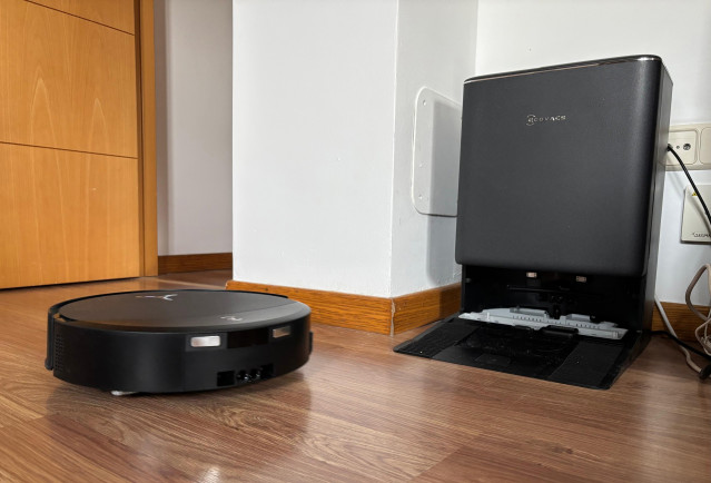 El robot aspirador Ecovacs Deebot T90 Pro Omni junto  a su estación de limpieza.