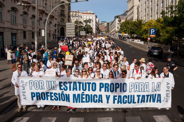 Archivo - Manifestantes portan una pancarta que reza 'Por un Estatuto propio para la profesión médica y facultativa' durante la manifestación con motivo de la huelga de médicos contra el nuevo Estatuto Marco, frente al Congreso de los Diputados, a 3 de oc