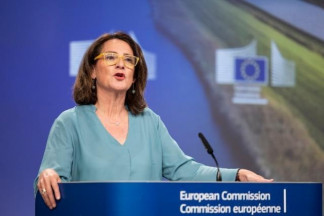 Archivo - La vicepresidenta comunitaria, Teresa Ribera, en rueda de prensa desde Bruselas.